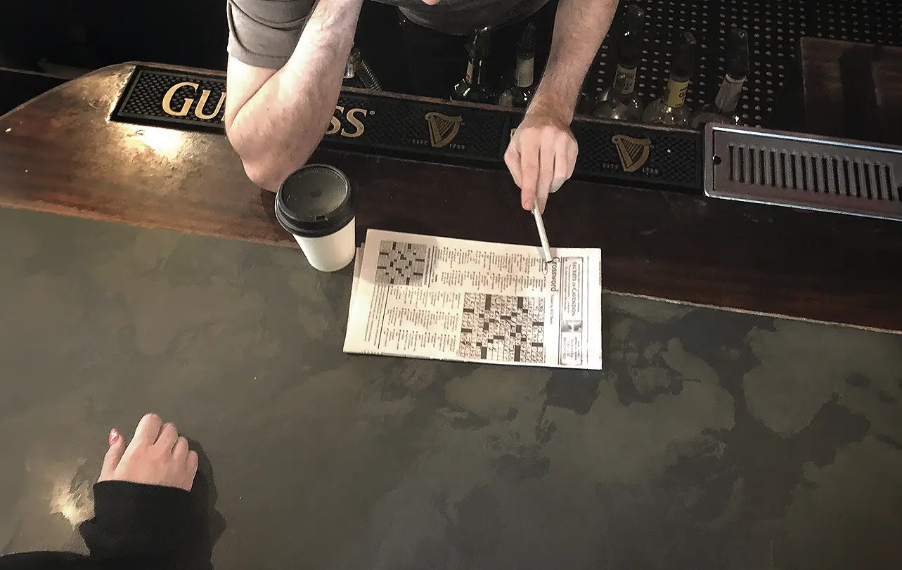 Els mots encreuats del matí al Cobra Club de Bushwick, resolts amb el cambrer
